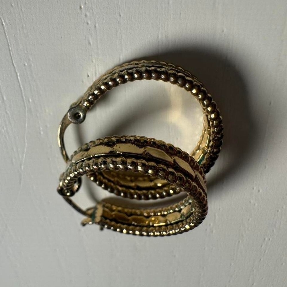 Vtg fairy classic minimalist preppy Gold tone hoopβ earrings poetcore academia